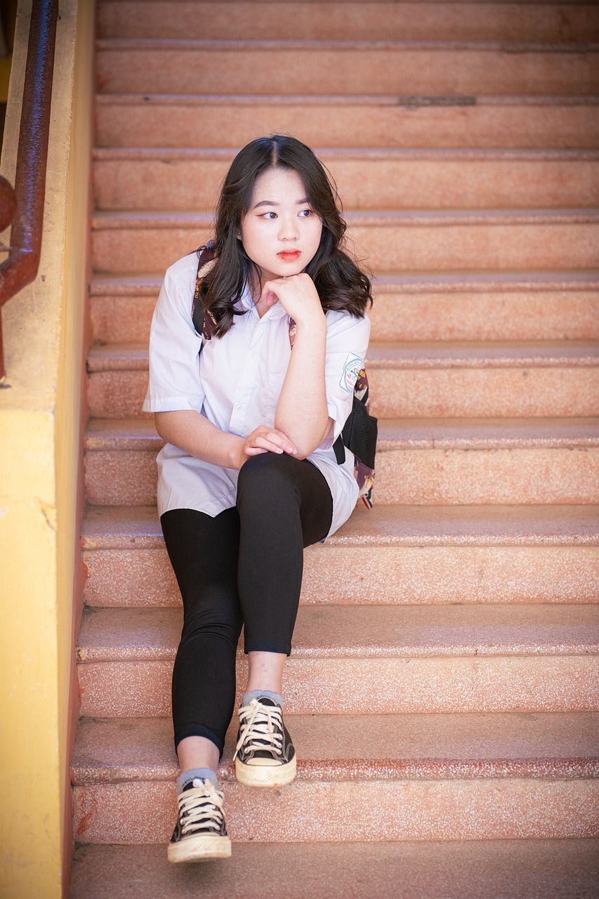 asian woman, stairs, staircase-7224245.jpg